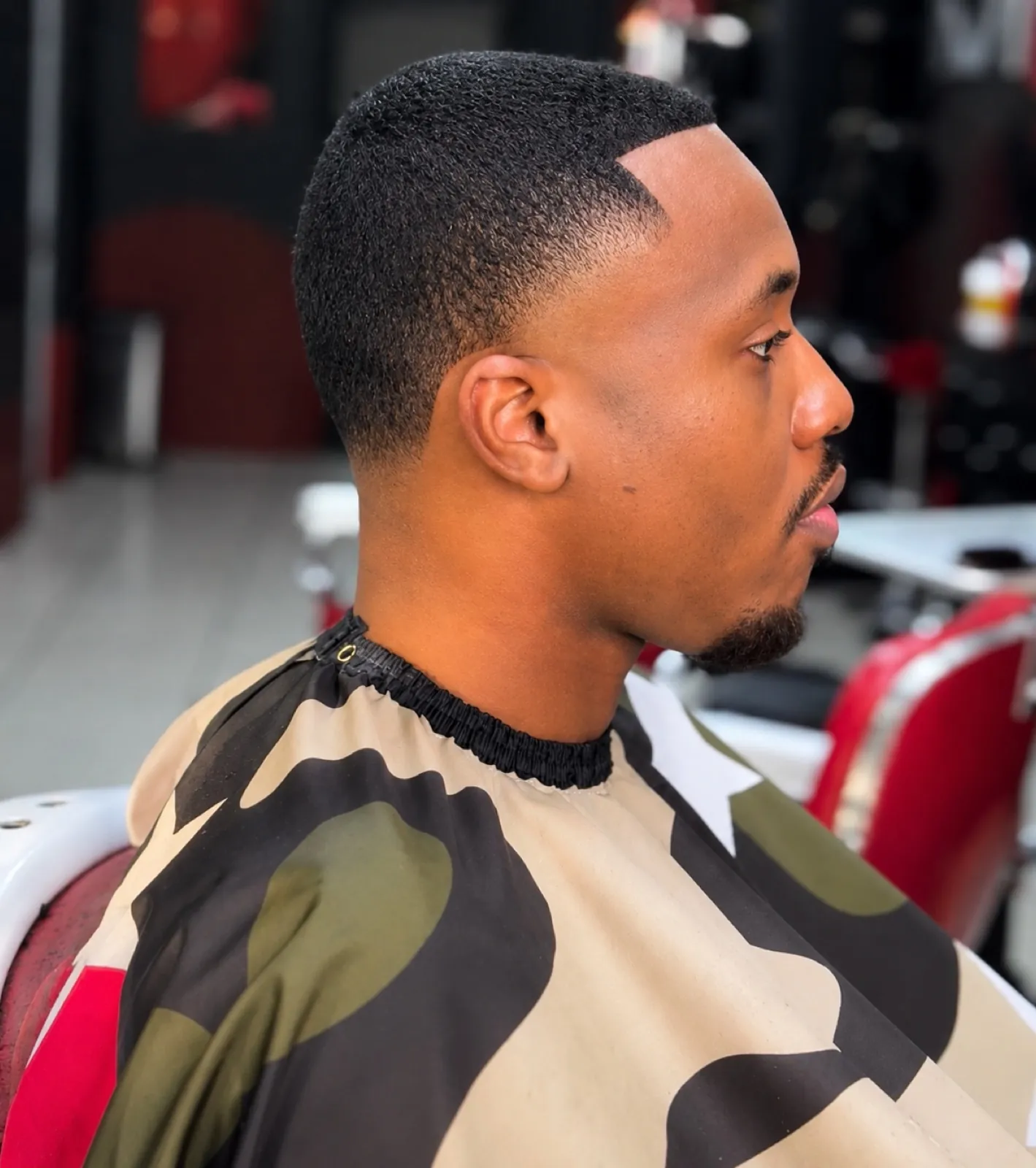 Skin fade haut — contour précis.