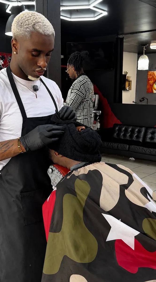 Coupe + barbe + serviette chaude chez The Red Chair Barbershop.